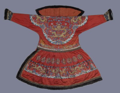 图片[3]-Bright Red Satin Embroidered Colorful Cloud Golden Dragon Jagged Robe-China Archive